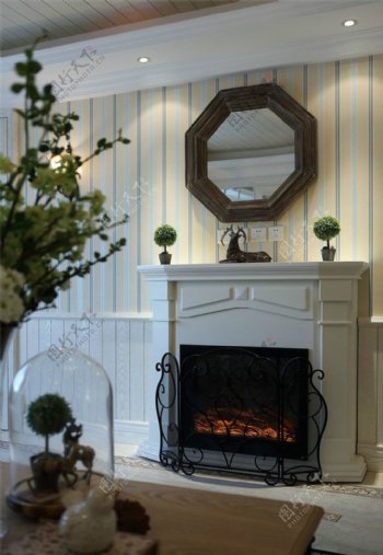 美式壁炉条纹墙面客厅室内装修效果图