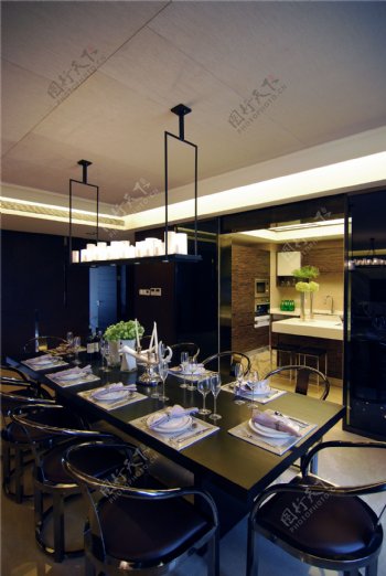 现代简约黑色系餐厅餐桌吊顶装修效果图