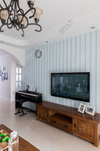 时尚温馨清新客厅钢琴挂钟高清电视机装修效果图