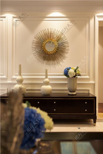 现代时尚简欧客厅红木柜子装饰镜装修效果图