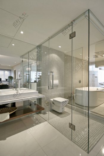 简约风室内设计透明浴室效果图