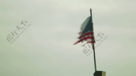 撕裂的美国国旗