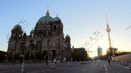 骑自行车的人在日出时路过柏林大教堂