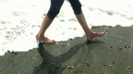 女孩双腿穿越海滩2