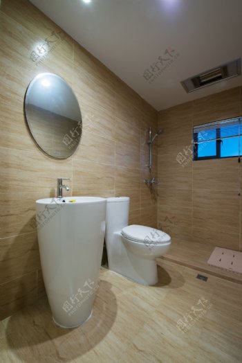 现代简约浴室浅色花纹背景墙室内装修效果图