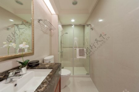 现代时尚浴室白色背景墙室内装修效果图