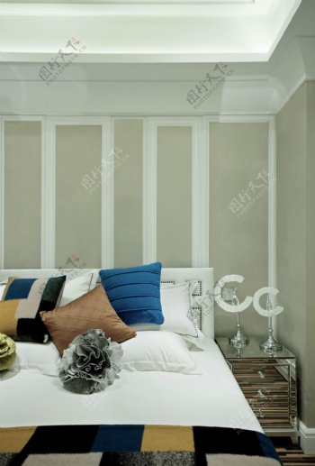 现代时尚卧室白色条纹背景墙室内装修效果图