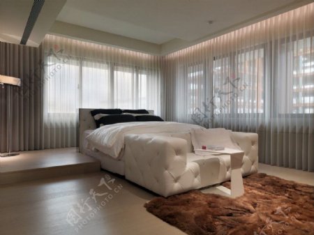 现代简约卧室深褐色地毯室内装修效果图