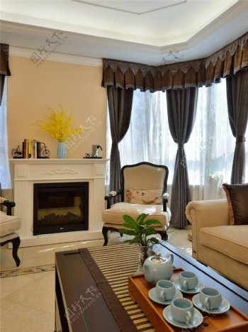 现代时尚客厅褐色窗帘室内装修效果图