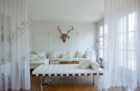 现代浪漫客厅白色窗帘室内装修效果图
