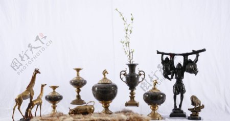 新古典陶瓷花瓶纯铜牛摆件