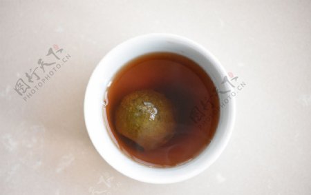 小青柑泡茶图