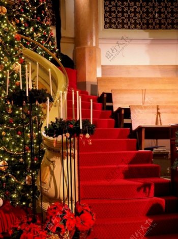 红色地毯铺满的楼梯