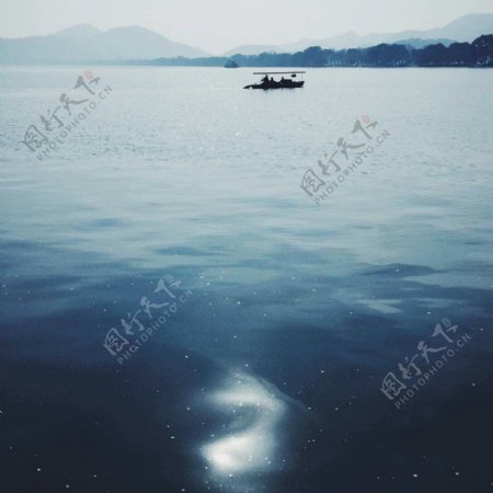 湖中小舟背景