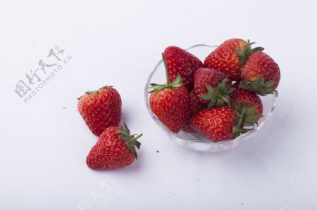 实物图摄影图新鲜草莓