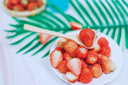 摆盘草莓中的勺子拖住草莓