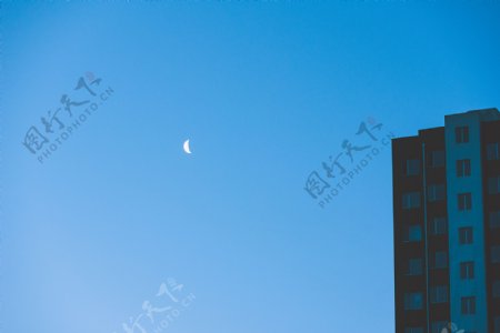 林立的高楼与挂在天空的弯月