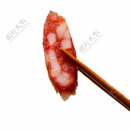 用筷子夹起一片香肠免扣图