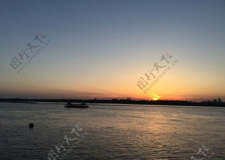 松花江畔夕阳风景