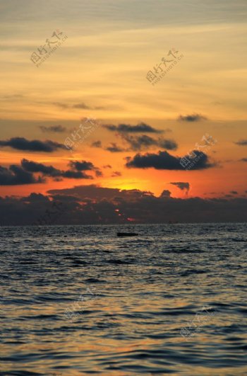 夕阳下的海洋
