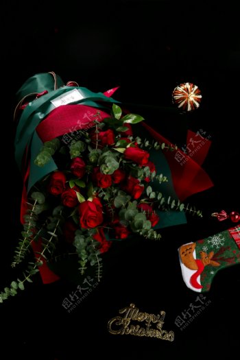 情人节红色玫瑰花花束黑底高清图