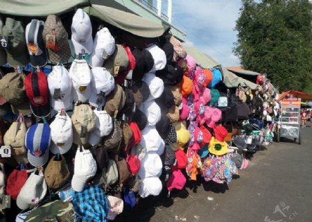 在街头服装市场展出的帽子