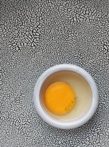 一颗装在白色碗里的蛋黄
