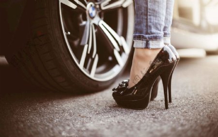 穿黑色高跟鞋的性感女人