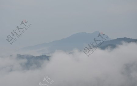 雾气缭绕山脉间自然风光