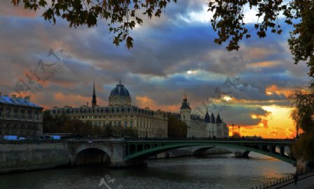 夕阳下的巴黎塞纳河