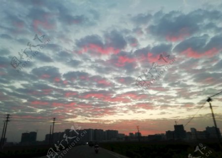 早晨的天空火红的云