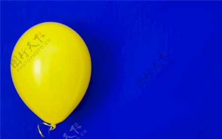 黄色气球蓝色背景