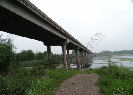 架桥下的河流