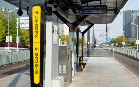 上海松江有轨电车站台图片