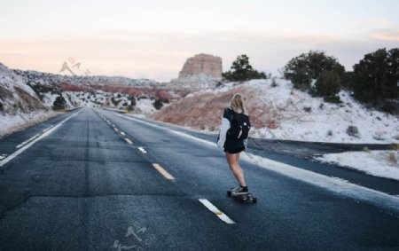 滑板少女自然风景背景素材图片