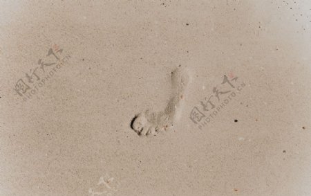 沙滩脚印简约留白自然背景图片