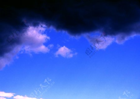 草原上的乌云蓝天图片