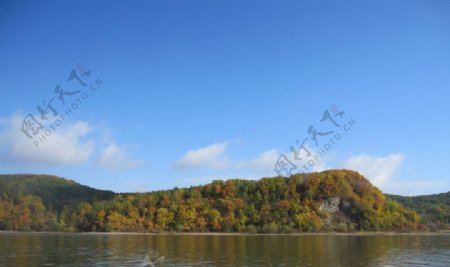 湖水远山蓝天白云和着秋天的冷风图片