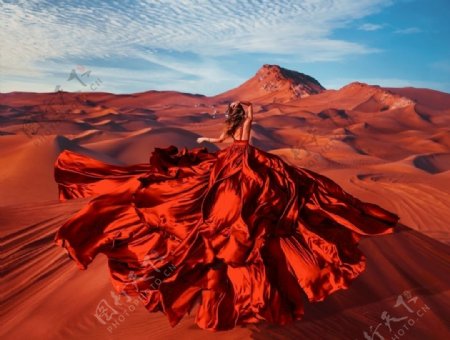 沙漠美女背景图片