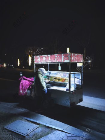 冰糖葫芦的小摊贩图片