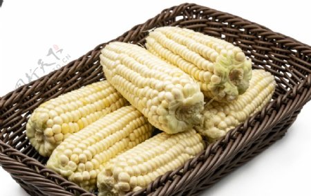 竹筐里的玉米图片