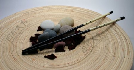 筷子鹅卵石摆在木桩上静物图图片