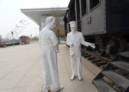 外国人列车员雕塑图片