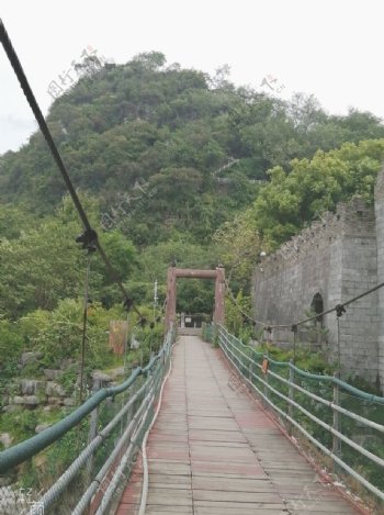 漓江边的吊桥图片