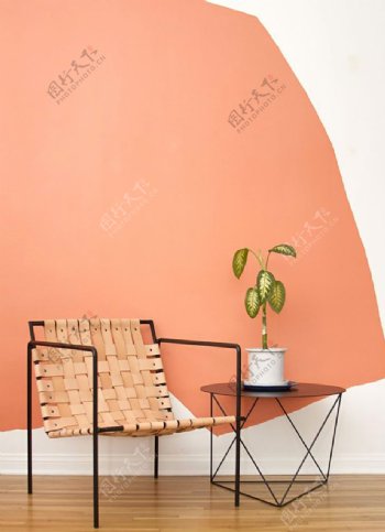 编织椅子和橘色背景图片