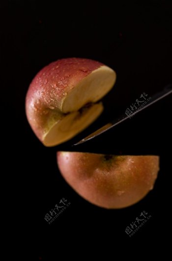 黑色底板上切开的苹果拍摄素材图片