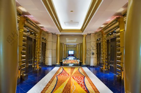 迪拜豪华酒店内一走廊