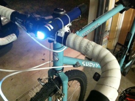 通用的自行车灯安装