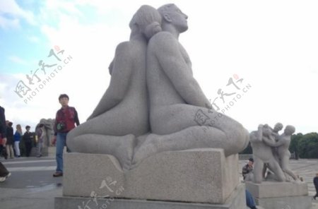 维格兰雕塑1个男人和女人的倾向