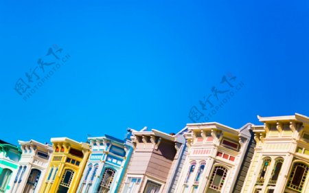 蓝天下排列整齐的房子
